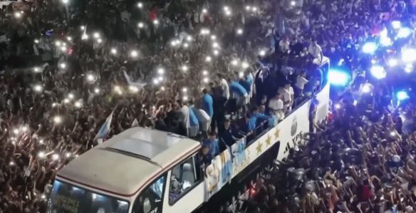 阿根廷队凯旋！20万球迷等候接机：巡游欢庆人山人海