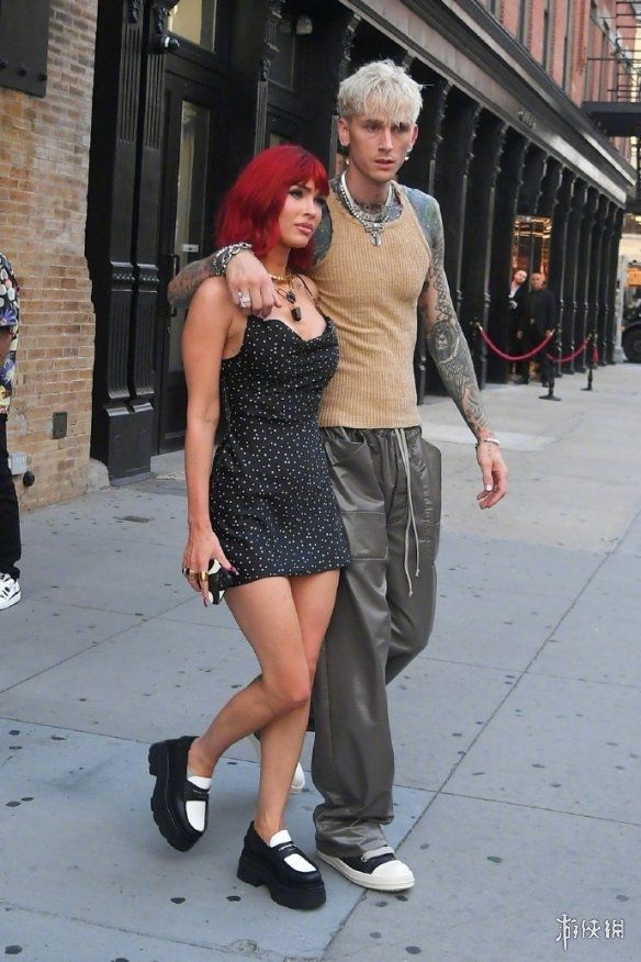 梅根·福克斯和未婚夫曝街拍照 一头红发焕发少女感