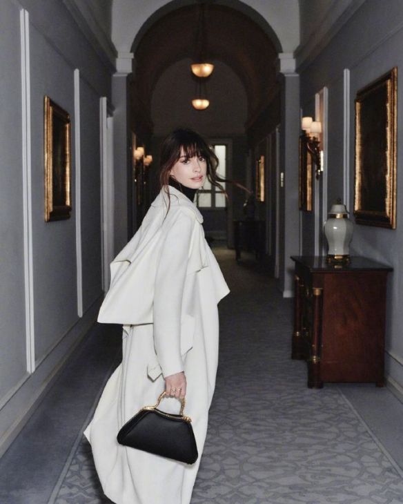 安妮·海瑟薇曝品牌新写真 白风衣知性优雅尽显高级